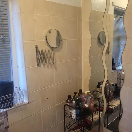 בית אירוח Private With Two Beds בריסטול